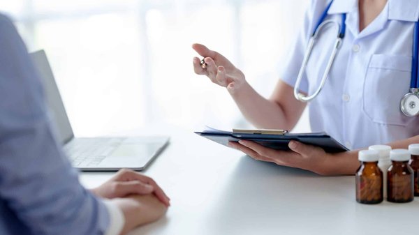 Quels services sont généralement inclus dans la location de logements aux Saisies ?